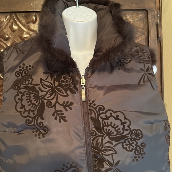 Reversible Montana Co vest trimmed with faux fur—size medium - Picture 3 of 9